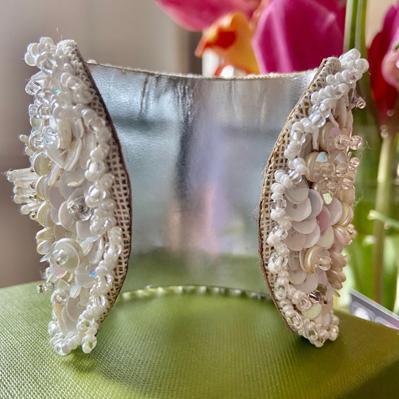 Off white Beaded cuff bracelet - Picture 5 of 8